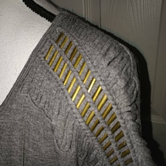 Rose & Olive GOLD Bar Embellished Shoulder Top L - Picture 3 of 5